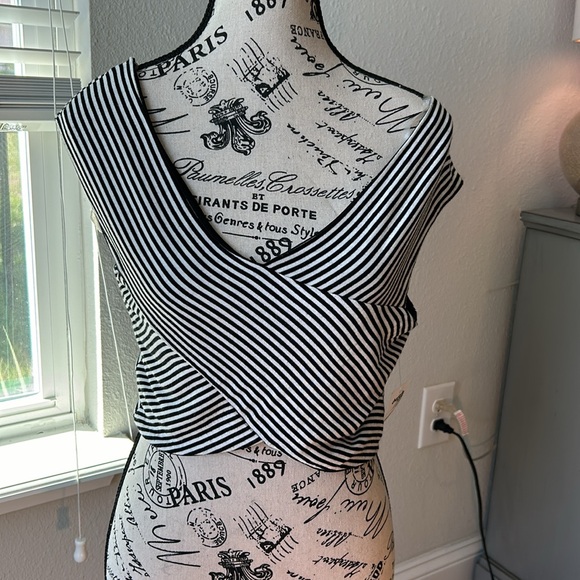 Charlotte Russe Black and White Striped Crop Top NWT Size Large Junior ? - Picture 5 of 12